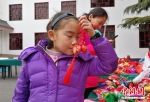从徐州城里来游玩的小学生为精美的香包所陶醉。 - 江苏新闻网