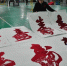 邢浩南带着创作的作品在一家羽毛球馆内进行展示。　张景良　摄 - 江苏新闻网