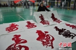 邢浩南带着创作的作品在一家羽毛球馆内进行展示。　张景良　摄 - 江苏新闻网