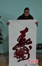 邢浩南展示创作的巨幅十二生肖“寿”作品。　张景良 摄 - 江苏新闻网