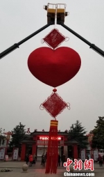 高达17米的巨型香包喜迎八方来客。　朱志庚 摄 - 江苏新闻网