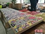 年画社内，五颜六色的年画雕版铺满了桌子。　钟升 摄 - 江苏新闻网