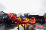 图为扬州一景区舞龙表演。　刘江瑞摄 - 新浪江苏