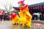 图为扬州一景区舞狮表演。　刘江瑞摄 - 新浪江苏