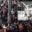 资料图：大批旅客在南京火车站乘坐火车出行。中新社记者 泱波 摄 - 江苏新闻网