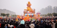 “江苏·台湾灯会”让常州迪诺水镇成为当地这个春节最热闹的地方。　刘顺　摄 - 江苏新闻网
