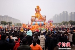 “江苏·台湾灯会”让常州迪诺水镇成为当地这个春节最热闹的地方。　刘顺　摄 - 江苏新闻网