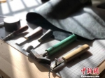 图为钱柯羽制作包包的一些工具。　孙权 摄 - 江苏新闻网