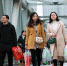 资料图：两位成都市民提着购买的年货。 中新社记者 王磊 摄 - 江苏新闻网
