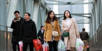资料图：两位成都市民提着购买的年货。 中新社记者 王磊 摄 - 江苏新闻网