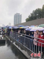 过年七天，尽管南京春雨连绵，气温偏低，但仍有不少外地游客在侵华日军南京大屠杀遇难同胞纪念馆前排起了长队。纪念馆供图 - 江苏新闻网