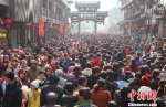 每年元宵节当天，都有超过五十万人涌入夫子庙观灯。　泱波　摄 - 江苏新闻网