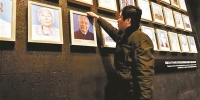 南京大屠杀纪念馆副馆长为李高山老人的照片灭灯 - 新浪江苏