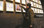 南京大屠杀纪念馆副馆长为李高山老人的照片灭灯 - 新浪江苏