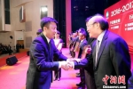 昆山市市长杜小刚为获奖企业颁奖。　顾洁 摄 - 江苏新闻网