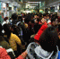 资料图：河北省儿童医院呼吸科大厅内，抱着孩童前来看病的父母们摩肩接踵。中新社记者 翟羽佳 摄 - 江苏新闻网