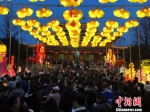 秦淮灯会的夫子庙核心区当晚依然是“人从众”。　申冉 摄 - 江苏新闻网