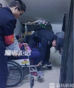 元宵节地铁人太多 南京一女子挤晕昏倒在地 - 新浪江苏