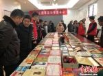 读者们参观雷锋主题藏品展览。　顾名筛 摄 - 江苏新闻网