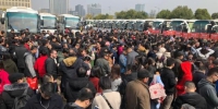 周末，69辆“春季看房团”大巴载着南京及周边3300多人，浩浩荡荡分线路开赴64家楼盘。　朱晓颖　摄 - 江苏新闻网