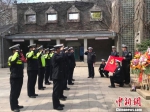 在南京，民众清晨来到中共代表团梅园新村纪念馆，在周恩来纪念铜像前摆满鲜花。　杨晓慧 摄 - 江苏新闻网