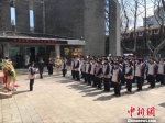 学生们在周恩来纪念铜像前宣誓“为中华之崛起而读书”。　杨晓慧 摄 - 江苏新闻网