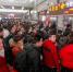 资料图：旅客在火车站检票进站上车。 中新社记者 张畅 摄 - 江苏新闻网