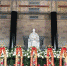 祭堂中，孙中山汉白玉坐像前摆满了鲜花。 朱晓颖 摄 - 江苏新闻网