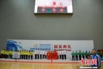 随着中国国旗的冉冉升起，《义勇军进行曲》响彻整个体育馆。　朱志庚　摄 - 江苏新闻网