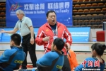 比赛中，中国队主教练闫士安为队员呐喊助威。　朱志庚 摄 - 江苏新闻网