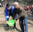 大学生张立宇与爷爷一起浇水种下“希望”。 - 江苏新闻网