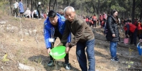 大学生张立宇与爷爷一起浇水种下“希望”。 - 江苏新闻网