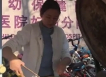 网上视频中正在做韭菜盒子的小赵 - 新浪江苏