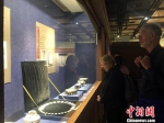 图为外国游客观看扬州隋炀帝墓出土的文物。　崔佳明　摄 - 江苏新闻网