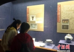 图为市民在观展南京公展的出土文物。　崔佳明 摄 - 江苏新闻网