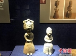 图为南京市博物馆馆藏出土文物——东晋时期的陶女俑、陶男俑。　崔佳明 摄 - 江苏新闻网