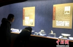 图为市民在观展镇江公展的出土文物。　崔佳明 摄 - 江苏新闻网