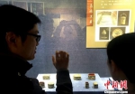 图为考古专家现场向观者讲述考古发现的过程。　崔佳明 摄 - 江苏新闻网