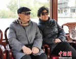 图为2015年10月30日，洛夫夫妇泛舟瘦西湖。　赵军 摄 - 江苏新闻网