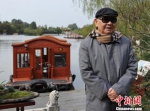图为2015年10月30日，洛夫游瘦西湖。　赵军 摄 - 江苏新闻网