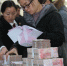 资料图：河南省一法院为申请人现场发放执行款。该法院建立失信被执行人名单库，失信录入使“老赖”在置产置业等各方面受限制。王中举 摄 - 妇女联合会