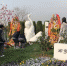 学生在徐秀娟雕像前进献鲜花。　谷华　摄 - 江苏新闻网