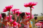 舞蹈演员表演《好一朵茉莉花》。 泱波 摄 - 江苏新闻网