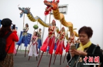 六合竹镇村民表演高跷舞龙。 泱波 摄 - 江苏新闻网