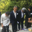 陈怀民烈士的外甥刘兆德及家人在先辈的纪念碑前默哀。　申冉　摄 - 江苏新闻网