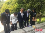 陈怀民烈士的外甥刘兆德及家人在先辈的纪念碑前默哀。　申冉　摄 - 江苏新闻网