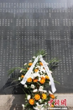 清明前夕，来自海内外的500余各界人士在南京抗日航空烈士纪念碑广场凭吊牺牲在中国土地上的航空烈士。　梅宁 摄 - 江苏新闻网