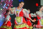 外国留学生表演民族舞蹈。　杨何萍　摄 - 江苏新闻网