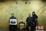 南京大屠杀幸存者家属和摄影师在纪念馆内摄影留念。　蔡美婷 摄 - 江苏新闻网