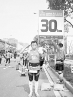 父亲带去世女儿护照跑完马拉松:替她完成未了心愿 - 新浪江苏